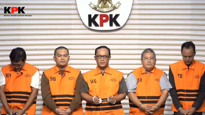 bupati-lampung-tengah-bungkam-ditetapkan-tersangka,-malah-goda-jurnalis-‘kamu-cantik-hari-ini’
