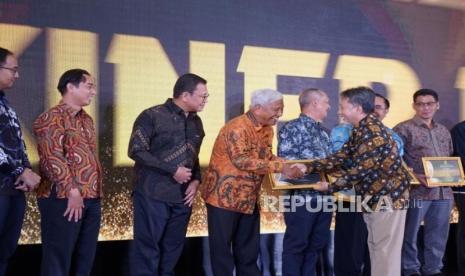 ditjen-gatrik-berikan-apresiasi-kepada-badan-usaha-penunjang-terbaik-2024-2025
