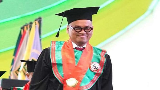 Uya Kuya Selesaikan S2, Tulis Tesis Soal Hoaks