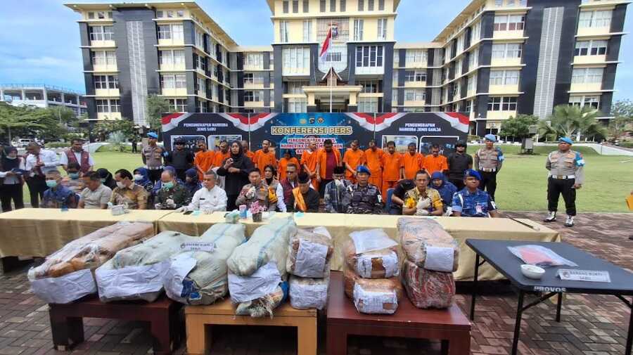 Polda Sumbar Sikat Narkoba, Musnahkan 121 Kg Ganja