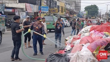 sampah-menggunung-di-serpong,-disemprot-dan-ditutup-terpal-kurangi-bau