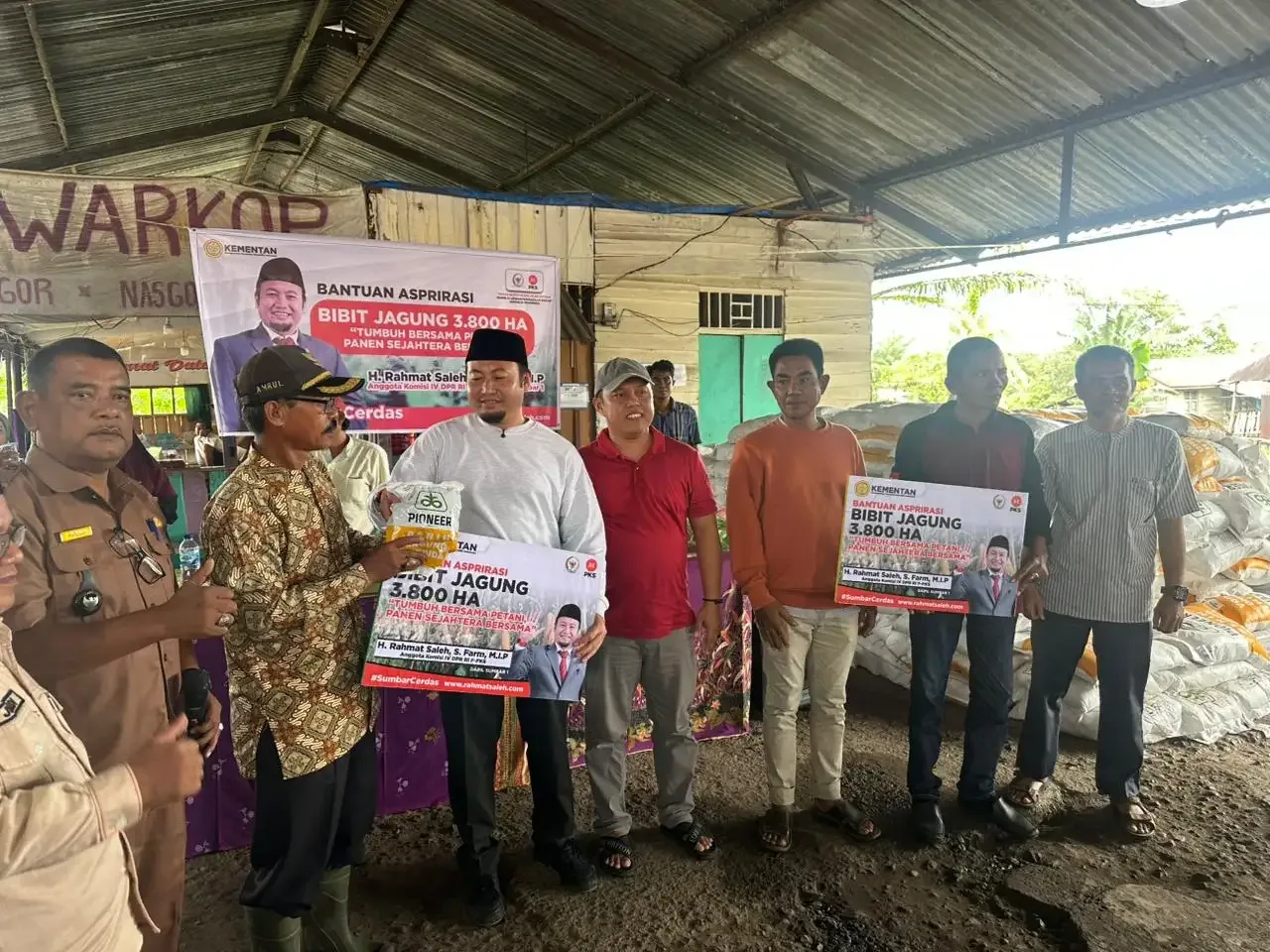 Pacu Produksi, Rahmat Saleh Bagikan Bibit Jagung ke Petani