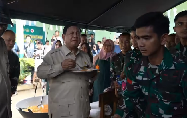prabowo-santap-nasi-goreng-dapur-umum-saat-tinjau-sumbar