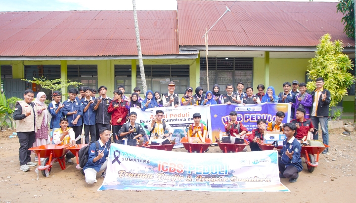 UISB Bersihkan SMAN 9 Padang, Pulihkan Kegiatan Belajar