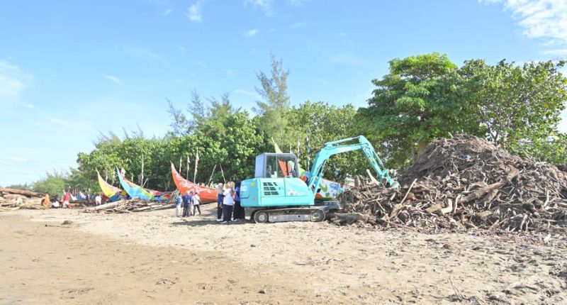 ASN Sumbar Dikerahkan Bersihkan Pantai Parupuk Tabing Demi Nelayan