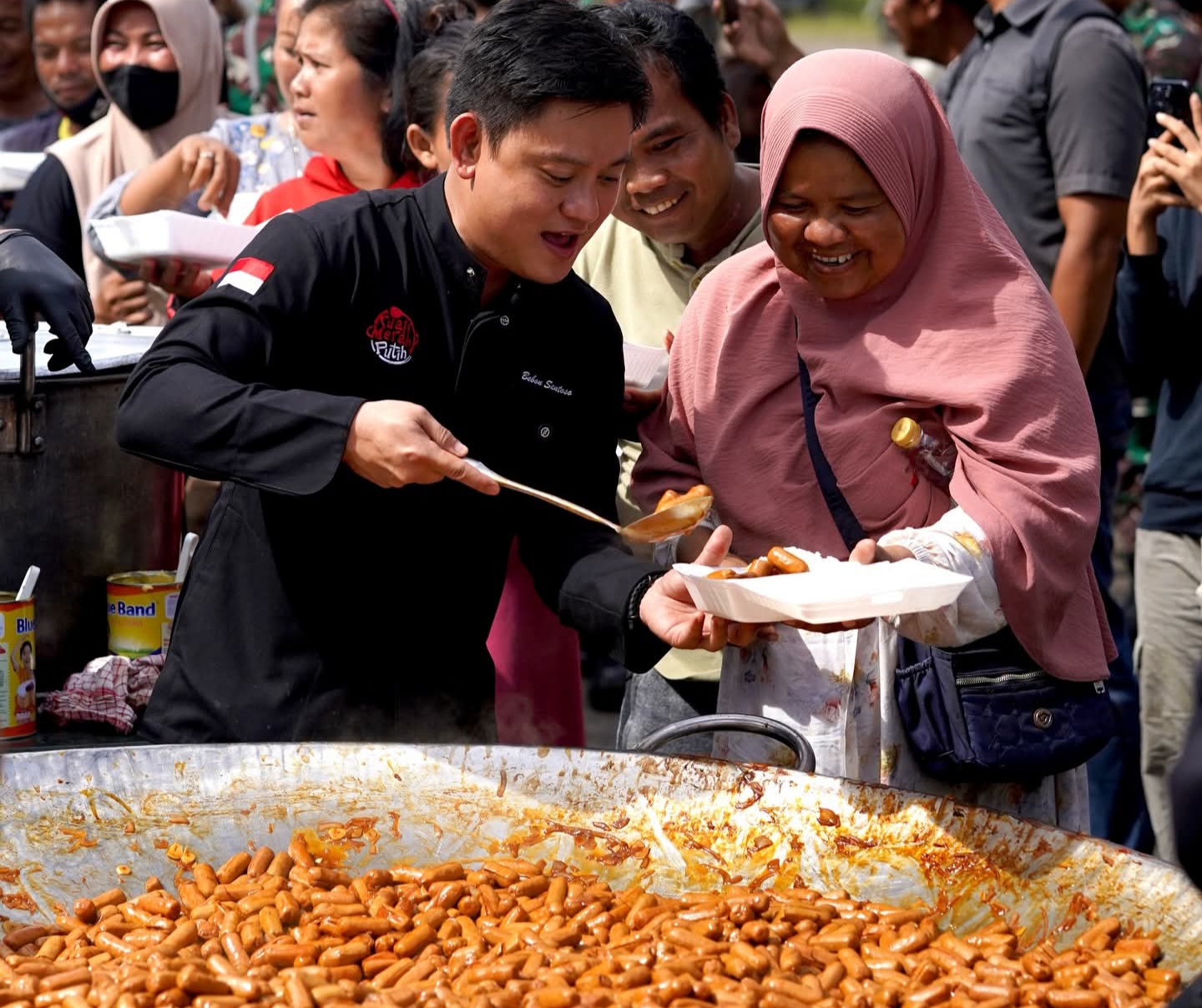 bobon-santoso-10-ribu-porsi-untuk-korban-bencana-di-padang