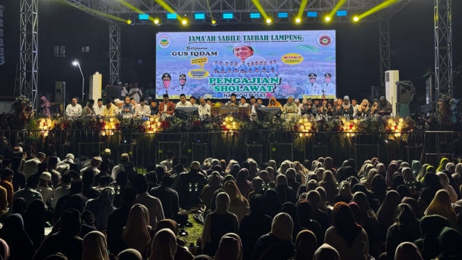 pengajian-gus-ikhdam-dihadiri-ribuan-jemaah,-bupati-lampung-timur:-pentingnya-jaga-persatuan
