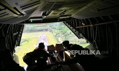 tni-kirim-bantuan-gunakan-heliboks-ke-simpang-jernih,-aceh-timur