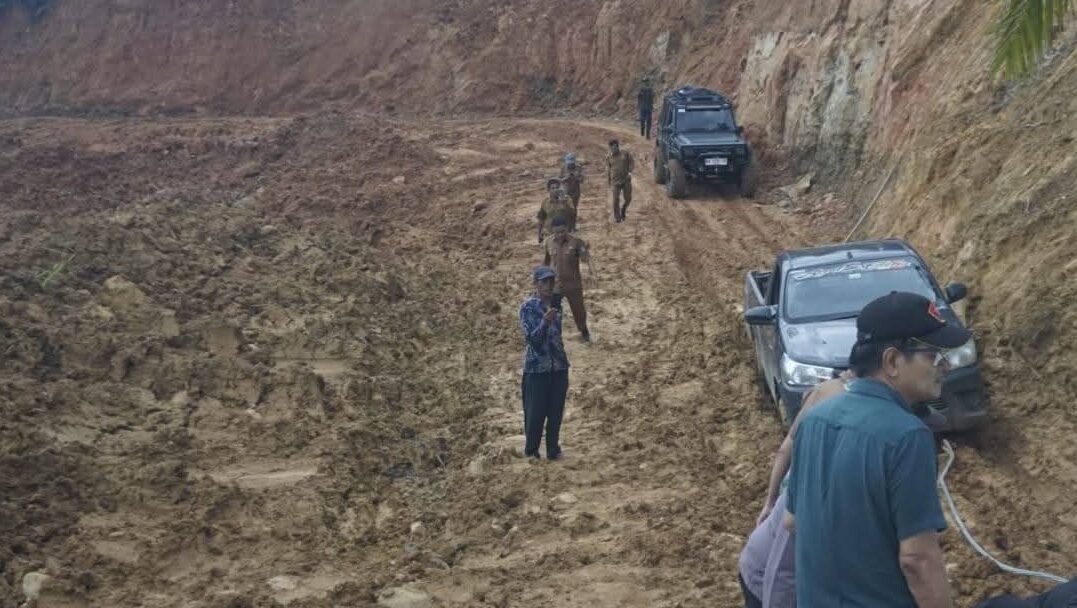 Bupati Pasbar Pastikan Akses Longsor Aek Nabirong Kembali Lancar