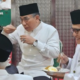 momen-gus-yahya-sungkem-rais-aam-dan-kiai-sepuh-nu-di-pertemuan-lirboyo