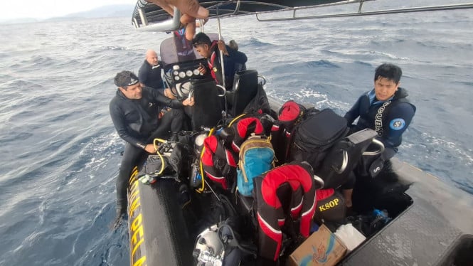 Tim SAR Menyelam, Menyisir, dan Mencari Korban Kapal di Labuan Bajo