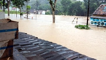 Hujan Deras Terjang Sukabumi: Banjir Bandang Putuskan Jembatan, Longsor Landa Wilayah