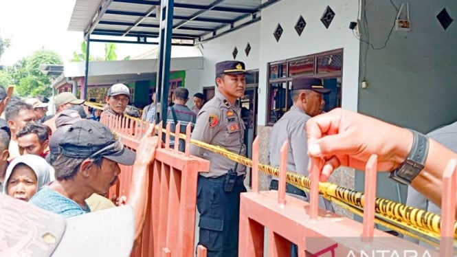 Terungkap! Polisi Amankan Pisau dan 5 HP di TKP Pembunuhan Satu Keluarga Situbondo