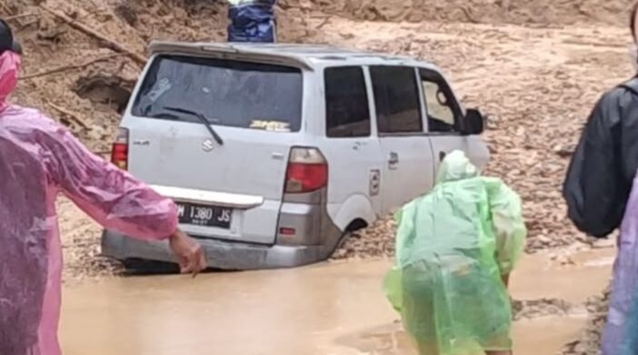 agam-diterjang-banjir,-longsor-lumpuhkan-akses,-mobil-terjebak-material