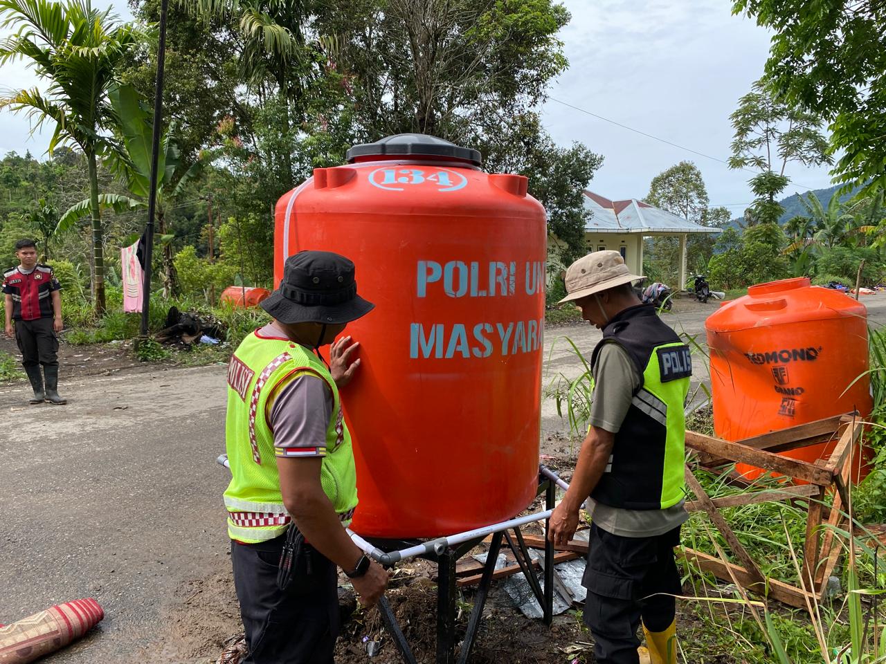 Polresta Bukittinggi Salurkan Toren Air, Bantu Korban Malalak Pulih