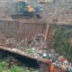 detik-detik-longsor-sampah-bantargebang,-truk-sampah-sampai-terjun-ke-kali