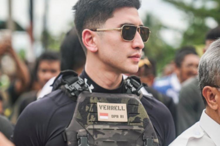 Verrell Bramasta Kenakan Rompi Taktikal Saat Tinjau Banjir di Padang, Ini Alasannya
