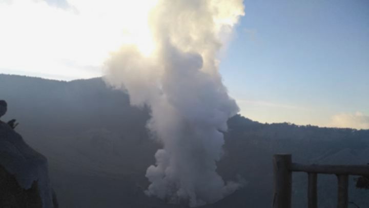 Gunung Tangkuban Parahu: Alarm Erupsi Freatik Picu Kewaspadaan