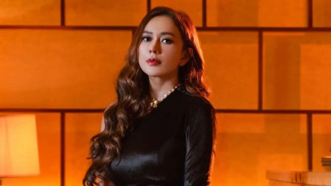 pernyataan-lawas-aura-kasih-soal-cewek-harus-cuek-agar-laki-laki-datang-mendekat-kembali-disorot