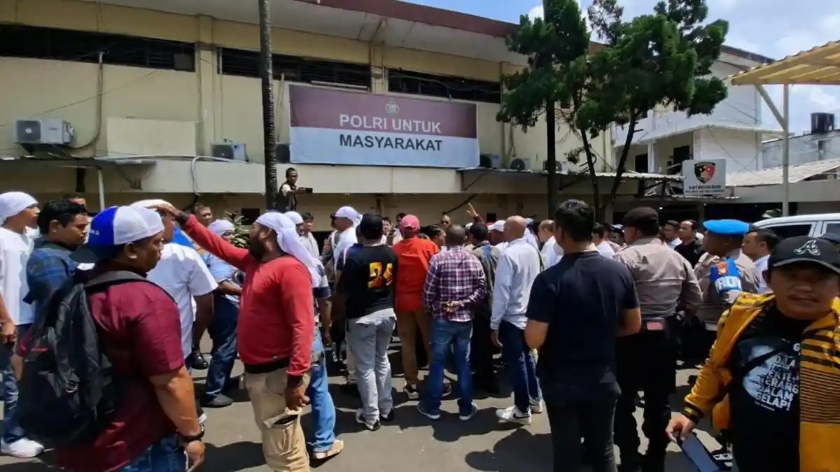 Massa Geruduk Polres Depok, Desak Tangkap Penganiaya Warga Hingga Tewas