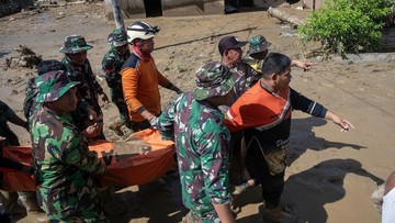 Banjir Siau Menerjang, 14 Tewas, Puluhan Rumah Hancur, Bantuan Mengalir!