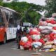 tumpukan-sampah-masih-menggunung-di-tangsel,-bau-busuk-ganggu-aktivitas-warga