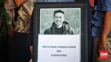 Polda Metro Hentikan Lidik Kematian Diplomat Arya, Keluarga Desak Usut!