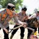kapolres-pidie-turun-pimpin-gotong-royong-bersihkan-lapangan-voli-pasca-banjir