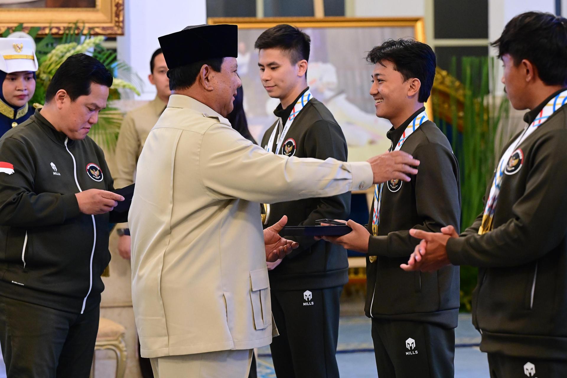Presiden Prabowo Beri Kenaikan Pangkat Luar Biasa Atlet TNI Peraih Emas SEA Games