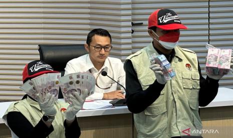 kpk-tetapkan-lima-tersangka-dalam-kasus-suap-pemeriksaan-pajak