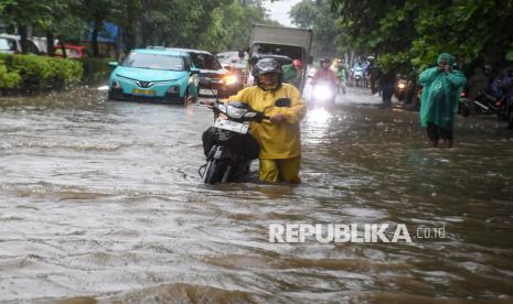 hujan-sejak-pagi,-22-rt-dan-33-ruas-jalan-di-jakarta-terendam-banjir