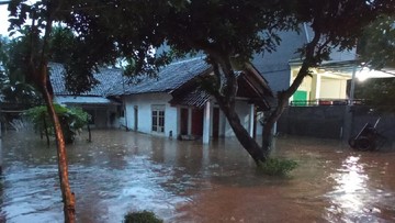 Bengawan Solo Meluap, Banjir Rendam Ribuan Rumah di Lamongan