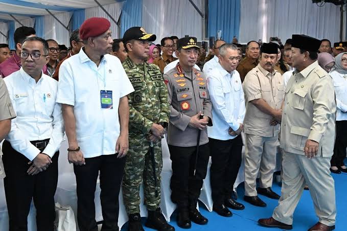 puji-panglima-dan-kapolri-tidak-pelit,-presiden-prabowo-:-berprestasi,-naikin-pangkat