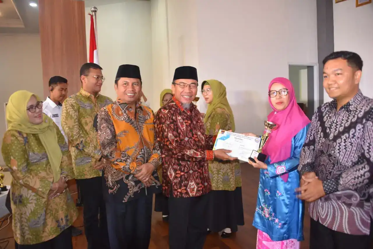 Wawako Padang Dorong SDM Unggul di Penutupan PORSEMA II