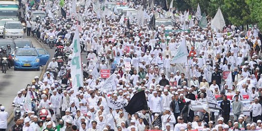 fpi-ancam-penjarakan-pandji-pragiwaksono
