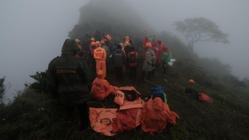 Tim SAR Gabungan Menyisir Gunung, Temukan Barang Korban dan Pesawat