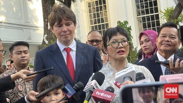 suami-wamen-stella-kecelakaan-parah-di-amerika-serikat