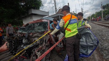 kereta-api-tabrak-minibus-di-tebingtinggi-sumut,-8-orang-meninggal