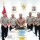 melalui-buku,-wakapolri-titipkan-pesan-penting-pemberantasan-tppa–ppo-kepada-5-calon-atase-dan-staf-teknis-polri