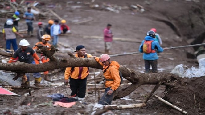 Tim SAR Lanjutkan Pencarian 65 Korban Hilang Longsor Cisarua Bandung Barat