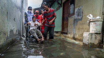 Hujan Deras Guyur Jakarta, Banjir Lumpuhkan RT dan Jalan Utama!