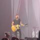 bryan-adams-sukses-gelar-konser-di-jakarta,-penuh-energi-dan-momen-tak-terduga