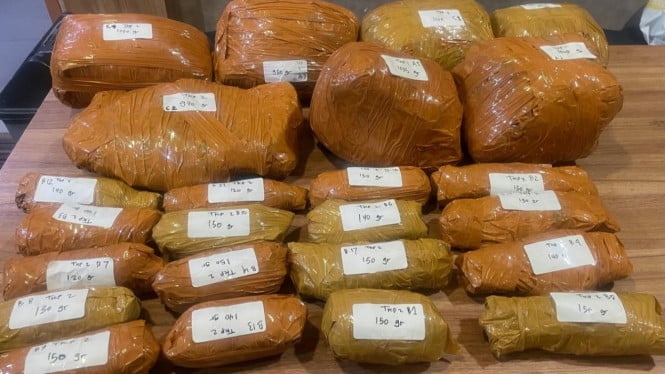 digerebek-malam-malam-di-parkiran-rs-uki-cawang,-polisi-sita-ganja-hampir-10-kg-dan-tangkap-3-tersangka