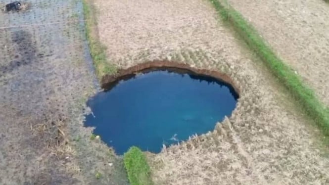 terungkap!-peneliti-temukan-indikasi-sungai-bawah-tanah-di-balik-sinkhole-situjuah-sumbar
