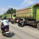 tak-patuhi-kdm,-puluhan-truk-tambang-terobos-jalan-di-parung-panjang