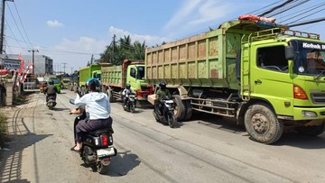 tak-patuhi-kdm,-puluhan-truk-tambang-terobos-jalan-di-parung-panjang