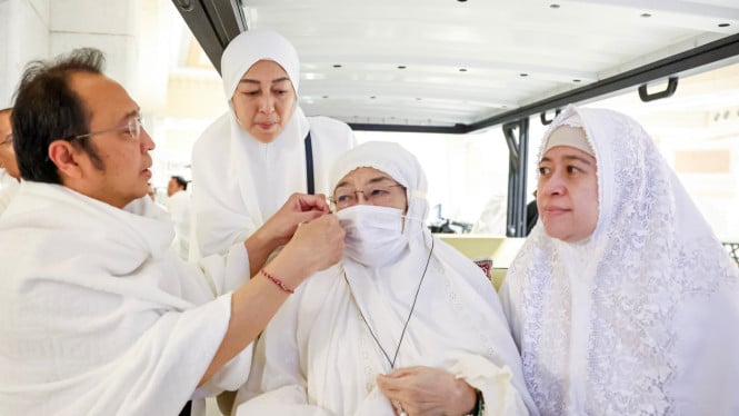 momen-prananda-bantu-tahalul-megawati-dan-puan-saat-umrah-bersama