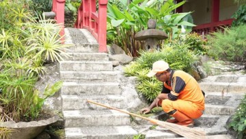 Sambut Imlek, Petugas PPSU Aktif Bersihkan Vihara di Jakarta Timur