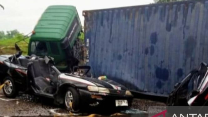 Truk Kontainer Timpa Sedan di Karawang, Tiga Tewas