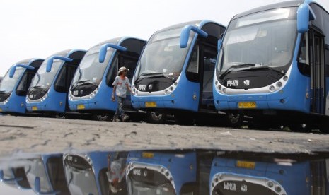 bus-transjakarta-keluar-asap-buat-penumpang-panik,-bus-gandeng-zhongtong-diinvestigasi